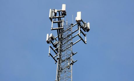 Image d'une tour de signal sans-fil LTE.