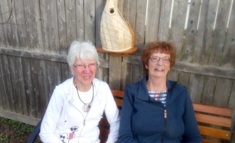 Xplore Customer - Two friends sitting with a birdhouse