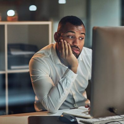 Une image d'un homme découragé d'une connexion Internet trop lente.