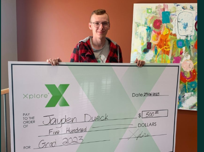 Jayden Dueck holding a cheque