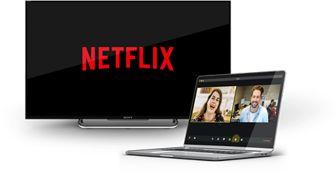  Un moniteur affichant le logo de Netflix et un ordi portable utilisé pour une réunion virtuelle.